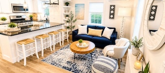 Entire cottage, walk to/from ferry & downtown, newly renovated, parking on site