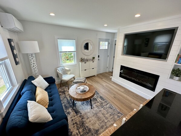 Smart TV, chimenea, libros y impresora 