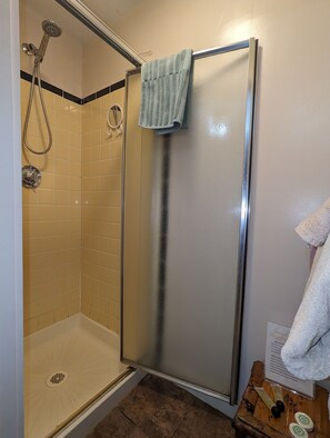 Bluebell Room | Bathroom | Free toiletries, hair dryer, towels, soap