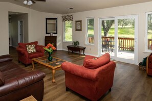 Smart TV, DVD player, books - Seven Oaks Ranch Oak House (Santa Margarita)