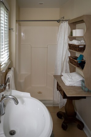 Ensemble douche/baignoire, sèche-cheveux