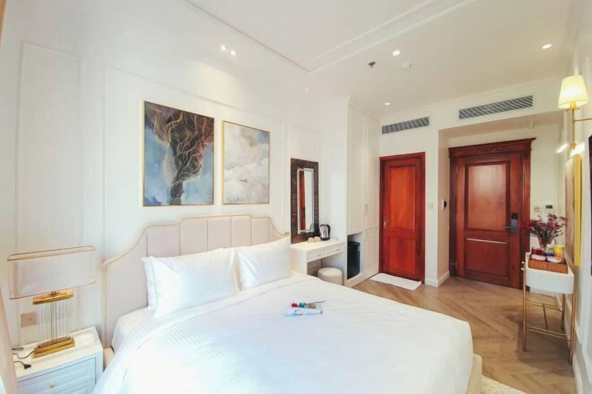 Premium bedding, memory foam beds, desk, soundproofing