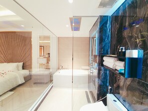 深めの浴槽、水圧マッサージシャワー、デザイナーバスアメニティ、ヘアドライヤー