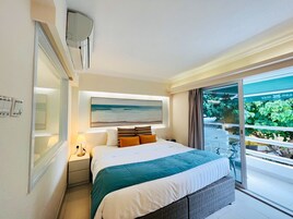 Caja de seguridad en la habitación y escritorio