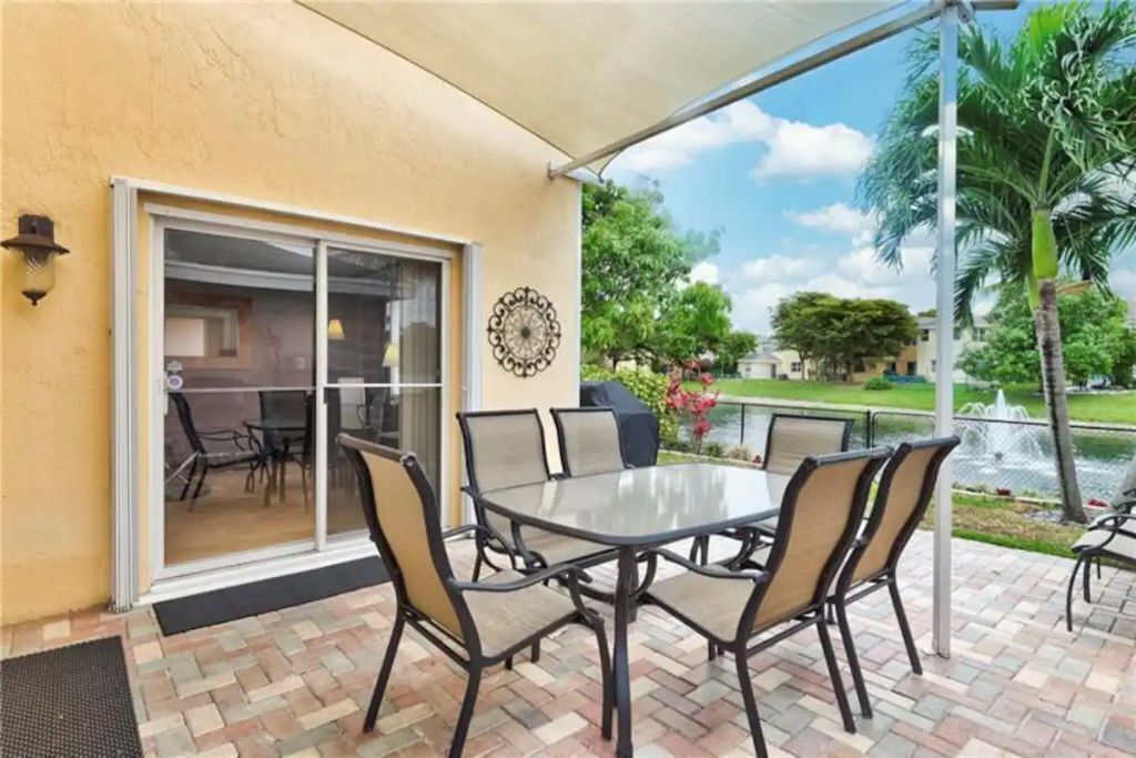 Luxurious, Clean & Convenient Water Front Home in a Safe Área