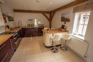 House, 2 Bedrooms | Private kitchen | Fridge, microwave, dishwasher, coffee/tea maker - Newclose Farm - The Old Barn (Yarmouth)