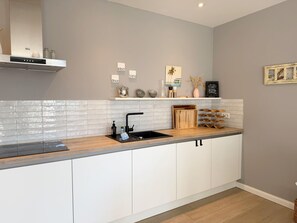 Fridge, oven, stovetop, dishwasher