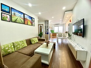 Familienapartment | Wohnbereich | 49-Zoll-Flachbildfernseher mit Kabelempfang, Fernseher