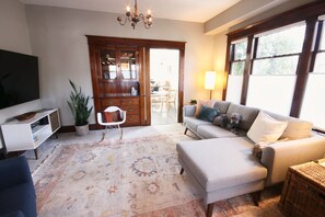 Smart TV, libros y estéreo 