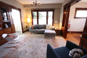 Smart TV, books, stereo