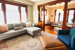 Smart TV, libros y estéreo 