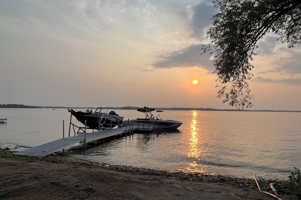 New Luxury Home on Lake Ida perfect for Family get togethers, Stunning Sunsets.