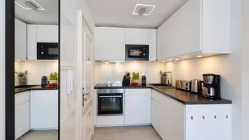 Een koelkast, een magnetron, een oven, een kookplaat