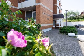 Exterior - Strandwärts - Modern app. with balcony, sea view, parking space, WLAN. (List)