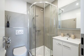 Shower, hair dryer - Strandwärts - Modern app. with balcony, sea view, parking space, WLAN. (List)