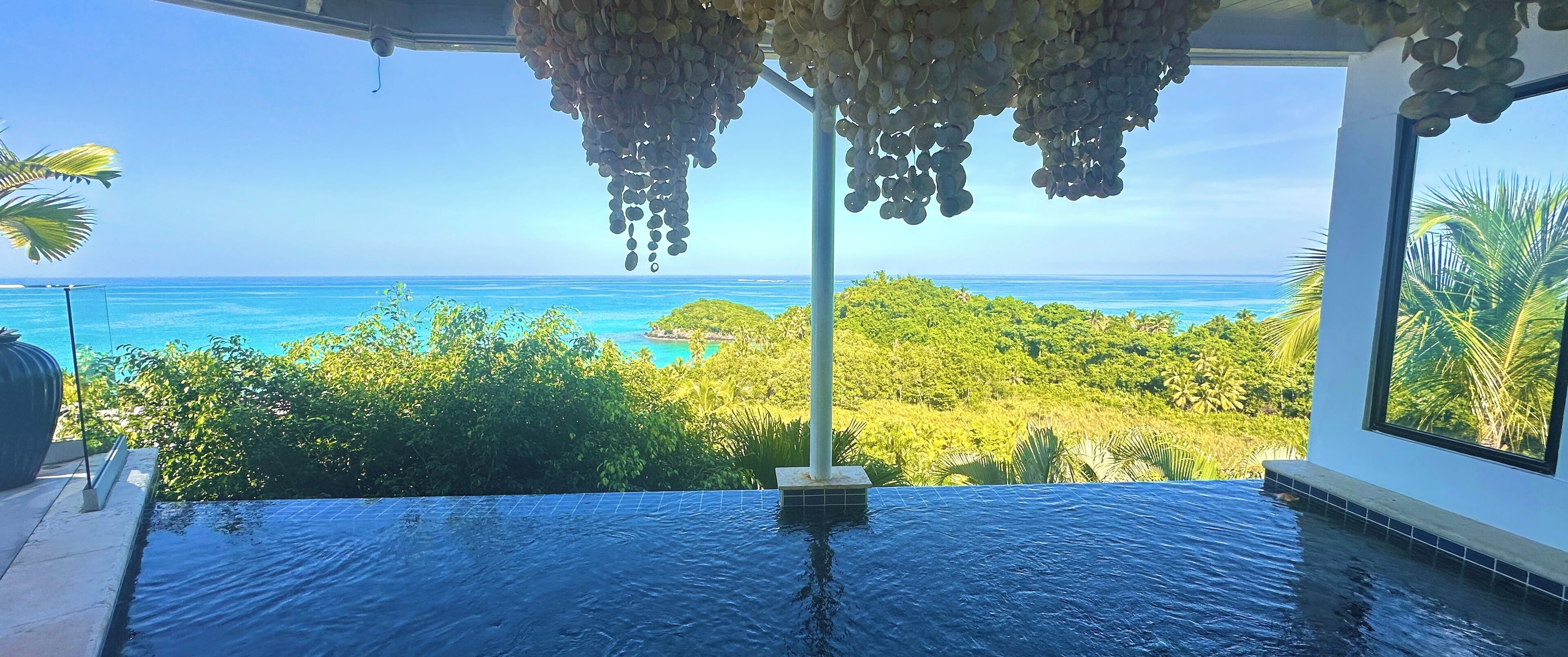 Innendørsbasseng og et oppvarmet basseng