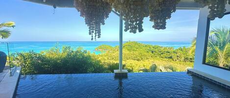 Innendørsbasseng og et oppvarmet basseng