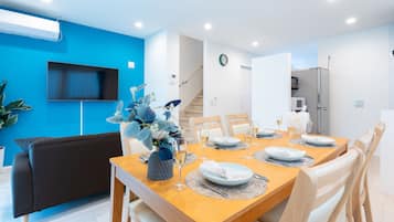 Villa (7C) | Wohnbereich | 50-Zoll-LCD-Fernseher mit Digitalempfang