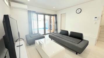 Villa, para no fumadores (7A, with sauna) | Área de sala de estar | Televisión LCD de 50 pulgadas con canales digitales