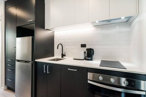 Fridge, microwave, oven, stovetop - Studio Apartment in AKL CBD (Auckland)