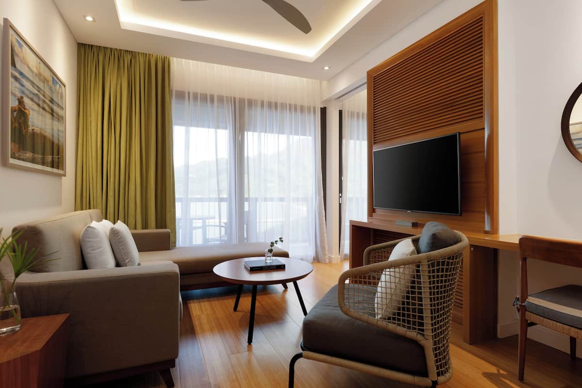 1 bedroom, Egyptian cotton sheets, premium bedding, down comforters