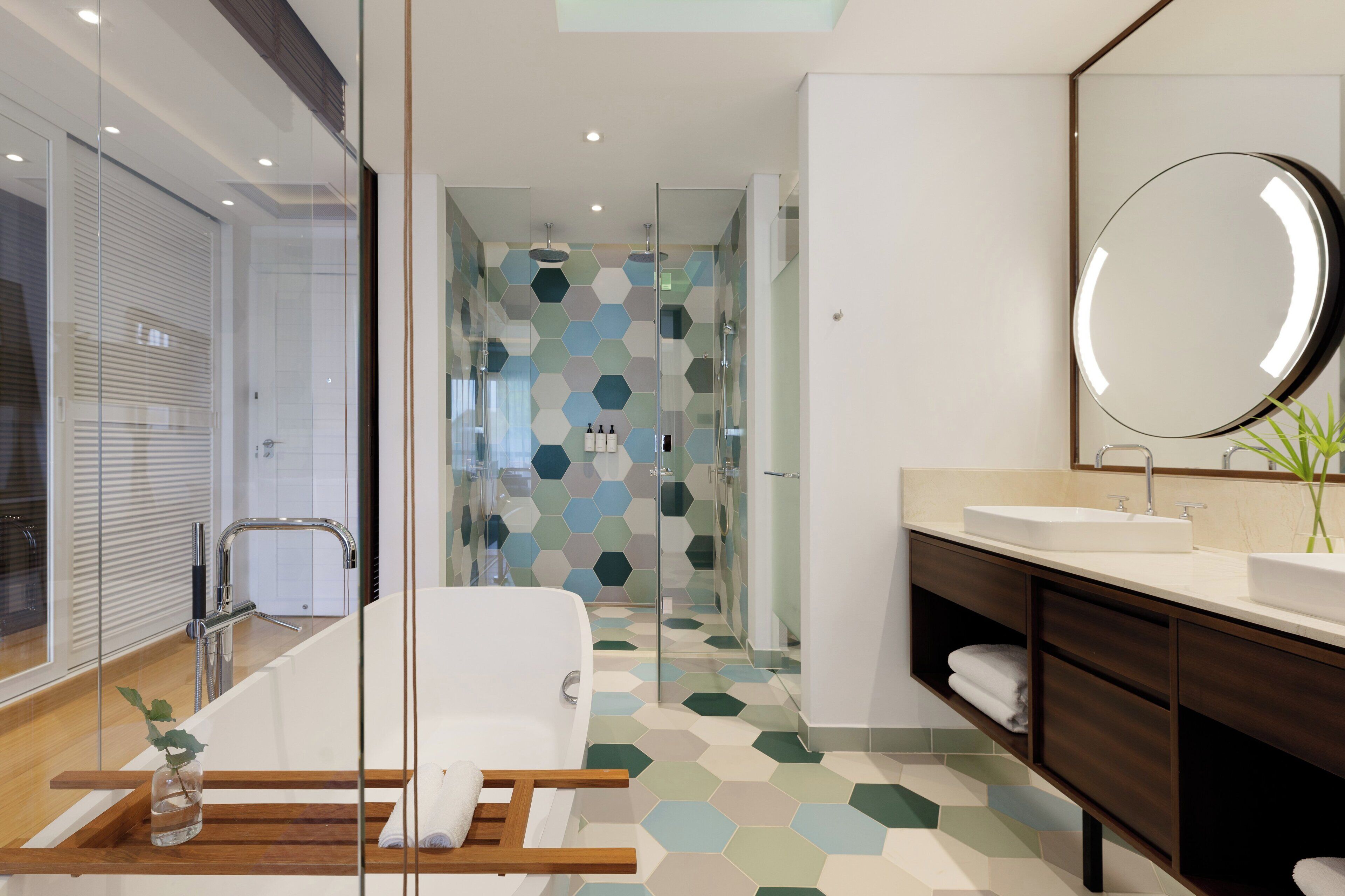 Separate bathtub and shower, deep-soaking bathtub, free toiletries