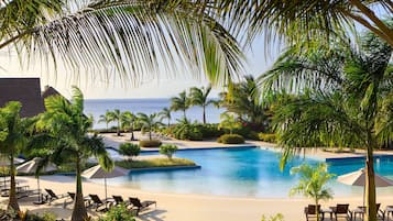 4 piscines extérieures, cabanons gratuits, parasols de plage