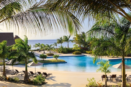 4 piscinas al aire libre, camas de piscina gratis, sombrillas