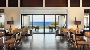 Ein großzügiger Loungebereich mit Meerblick, ausgestattet mit bequemen Sitzmöglichkeiten und modernem Design.