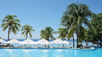 2 piscinas al aire libre, sombrillas, sillones reclinables de piscina