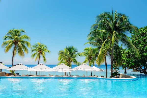 2 piscines a l'aire lliure, para-sols i gandules