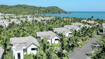 Deluxe Double Room | Minibar, in-room safe, individually decorated, individually furnished
