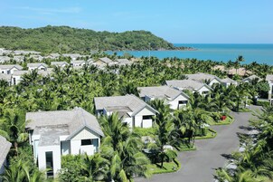 Deluxe Double Room | Minibar, in-room safe, individually decorated, individually furnished