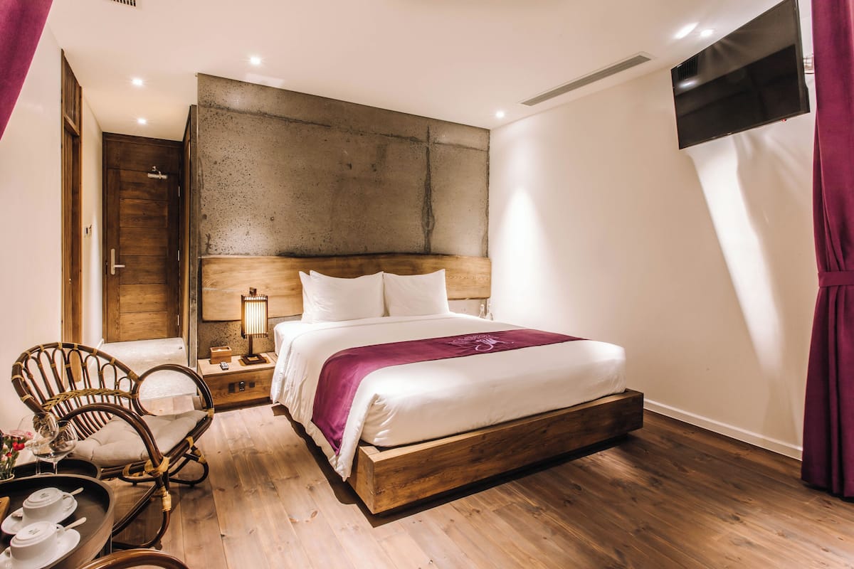 Minibar, caja de seguridad en la habitación y decoración personalizada