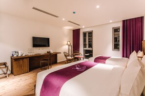 Quarto triplo premium | Frigobar, cofres nos quartos, individualmente decorados