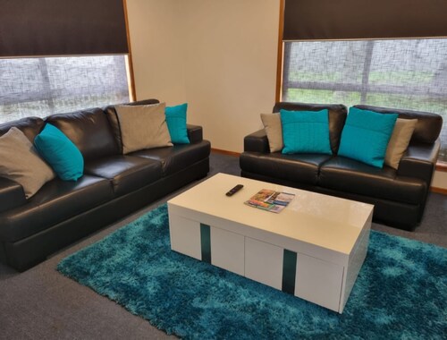 *WI-FI & Netflix* Super Comfy Accom, 21meter Long  Boat Parking Available!!