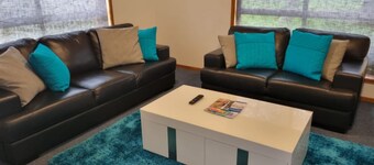 *WI-FI & Netflix* Super Comfy Accom, 21meter Long  Boat Parking Available!!