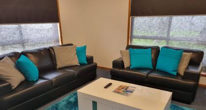 *WI-FI & Netflix* Super Comfy Accom, 21meter Long Boat Parking Available!!