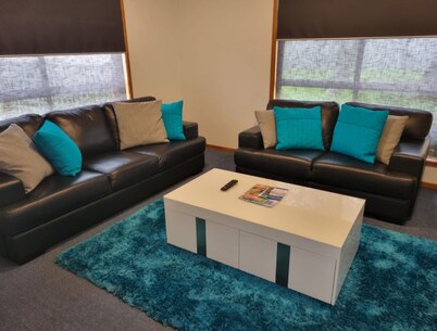 *WI-FI & Netflix* Super Comfy Accom, 21meter Long  Boat Parking Available!!