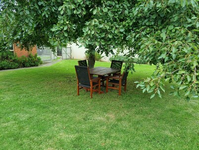 *WI-FI & Netflix* Super Comfy Accom, 21meter Long  Boat Parking Available!!