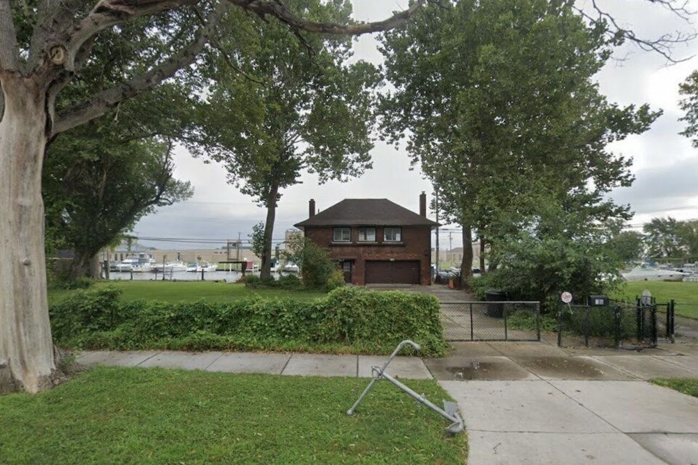 Boater-Fisherman’s Paradise w/150 FT of Seawall - minutes from Downtown Detroit