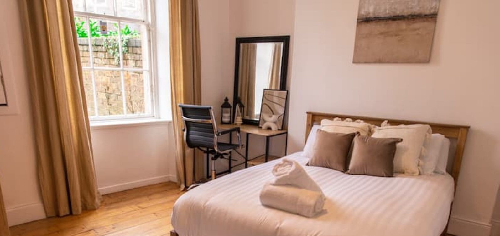 2 bedrooms, desk, WiFi, bed sheets