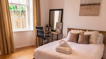 2 bedrooms, desk, WiFi, bed sheets