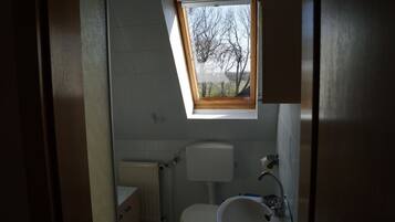 Chuveiro, toalhas de banho