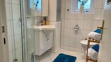 Dusche, Haartrockner, Handtücher