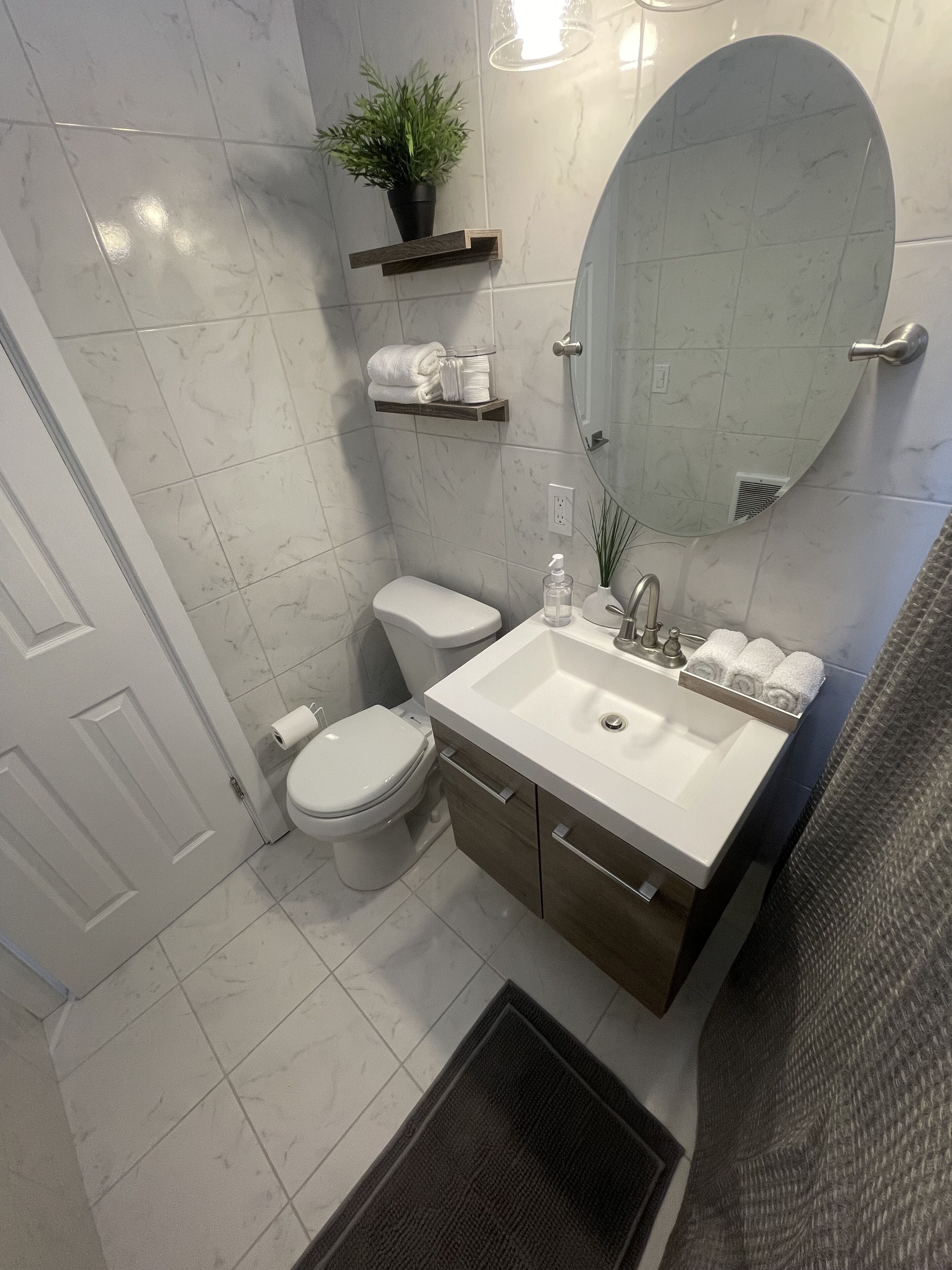 Haartrockner, Handtücher, Seife, Shampoo