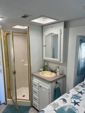 Bathtub, hair dryer - The Purple Pelican Inn/Private Hot Tub (Key Largo)