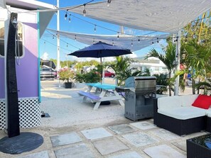 Outdoor dining - The Purple Pelican Inn/Private Hot Tub (Key Largo)