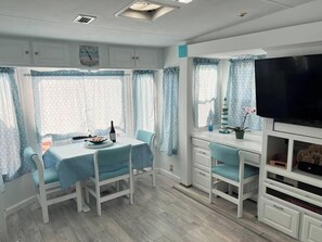 Dining - The Purple Pelican Inn/Private Hot Tub (Key Largo)