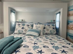 1 bedroom, iron/ironing board, WiFi, bed sheets - The Purple Pelican Inn/Private Hot Tub (Key Largo)